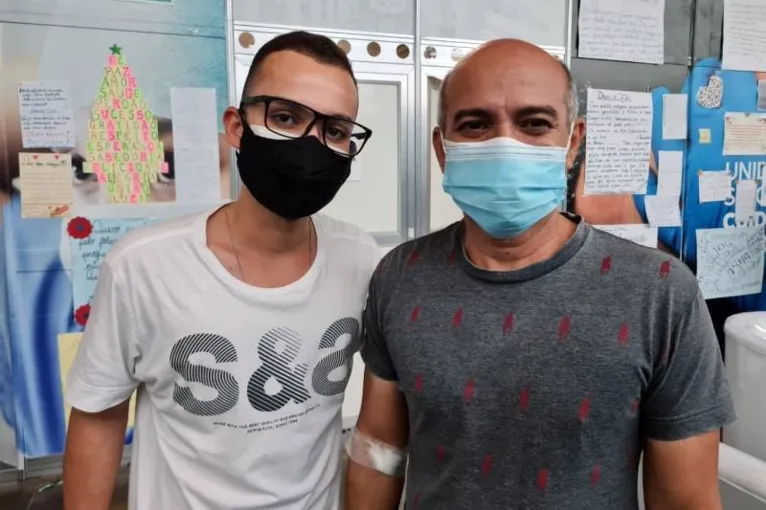 Paciente Madson Souza (direita) está curado da Covid-19, depois de um quadro de pneumonia
