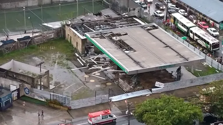 Caos em 20 minutos: vendaval causa destruição por toda Belém