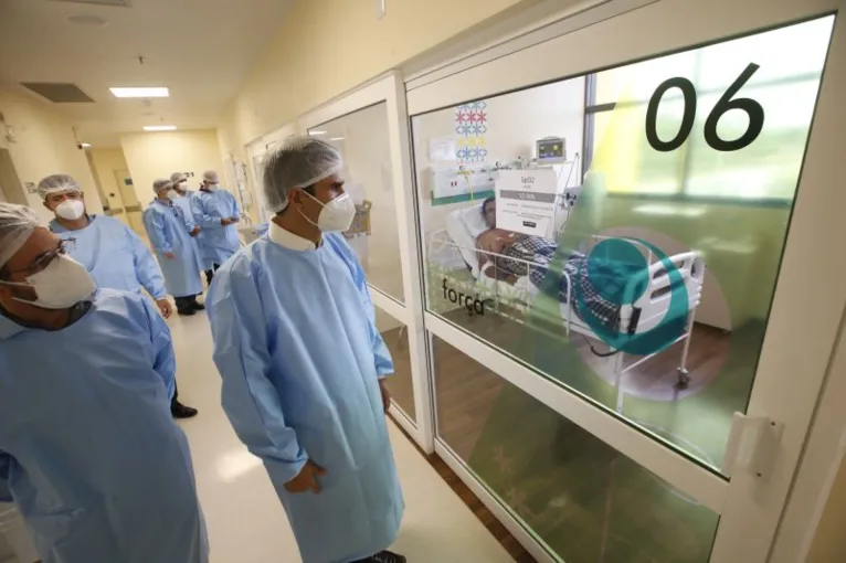 Helder e equipe visitam um dos pacientes no Hospital em Castanhal, que até esta terça-feira, tem um total de 109 pacientes internados
