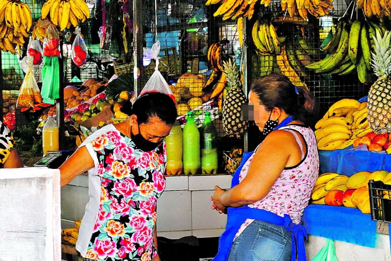 Pessoas conversando sem máscaras

