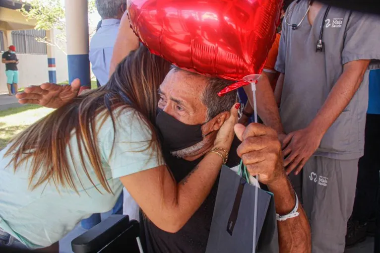 O abraço carinhoso após a tensão da luta pela vida contra a Covid-19: Hospital de Campanha de Santarém já deu alta a 248 pacientes
