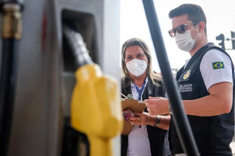 Procon Pará, Imetro e ANP fiscalizam posto de combustível na capital 