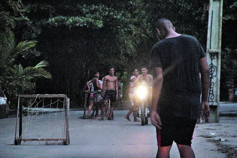 Nas ruas, jovens se aglomeram sem máscaras e praticam atividades esportivas próximos

