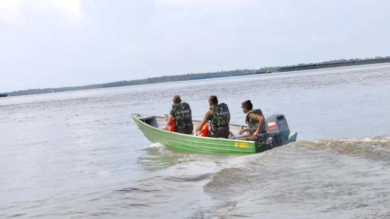 Embarcação naufraga e duas pessoas são resgatadas