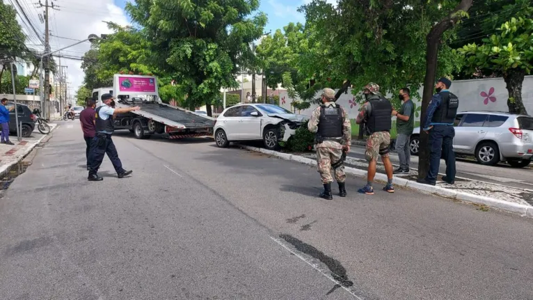Vice-governadora do CE e família são assaltados e carro bate em árvore