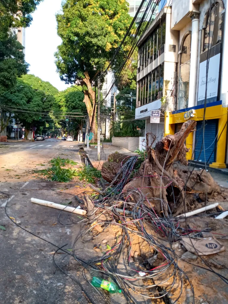 "Cenário de guerra" marca Braz de Aguiar após forte chuva