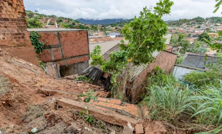 Forte chuva provoca deslizamento em Parauapebas 