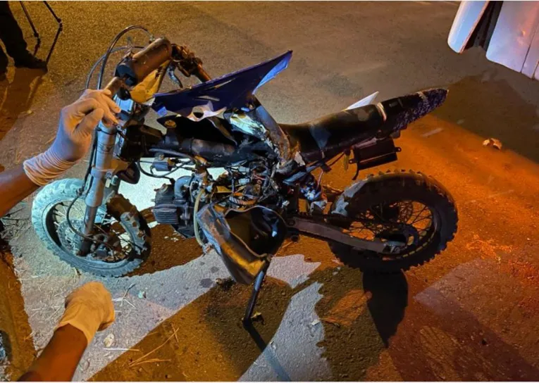 Menino é atropelado por ônibus e perde braço. Veja o vídeo