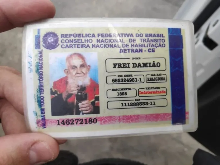 Idoso apresenta CNH de Padre Cícero e Frei Damião em blitz e 'milagre' acontece. Entenda!