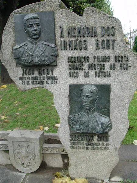 A obra “Memória dos irmãos Roby”, que choca pelo racismo expresso.