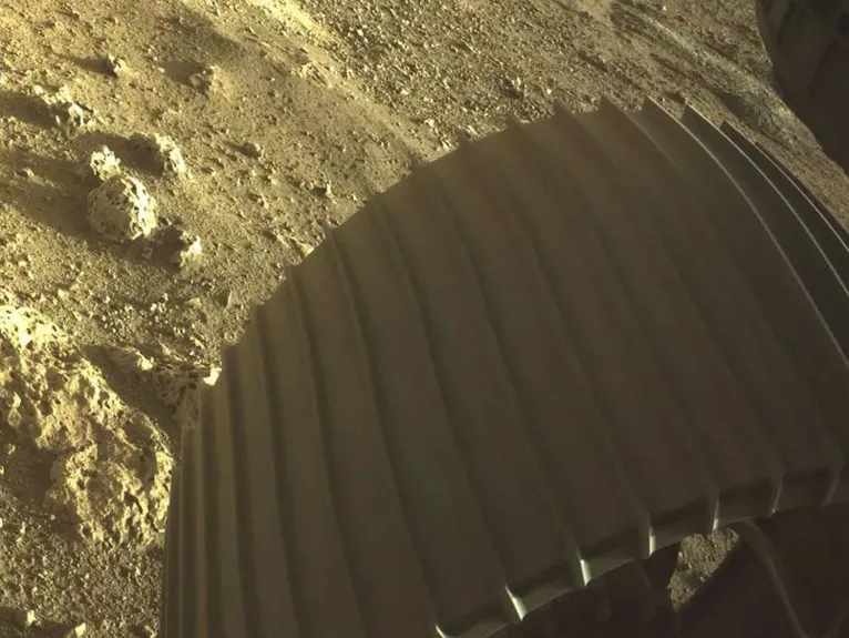 Veja a primeira foto colorida de Marte divulgada pela Nasa