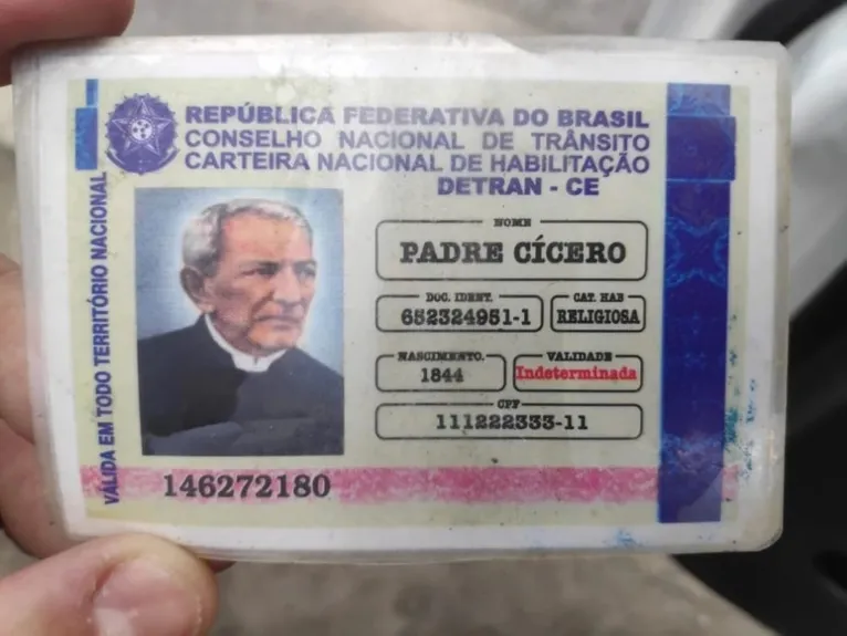 Idoso apresenta CNH de Padre Cícero e Frei Damião em blitz e 'milagre' acontece. Entenda!