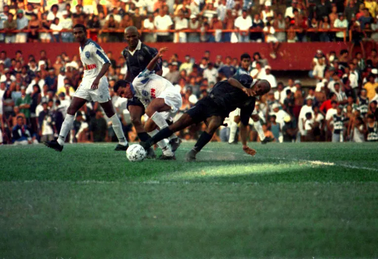 Sérgio (ao fundo a esquerda). Classe na zaga bicolor no Mangueirão, Curuzu e Baenão.