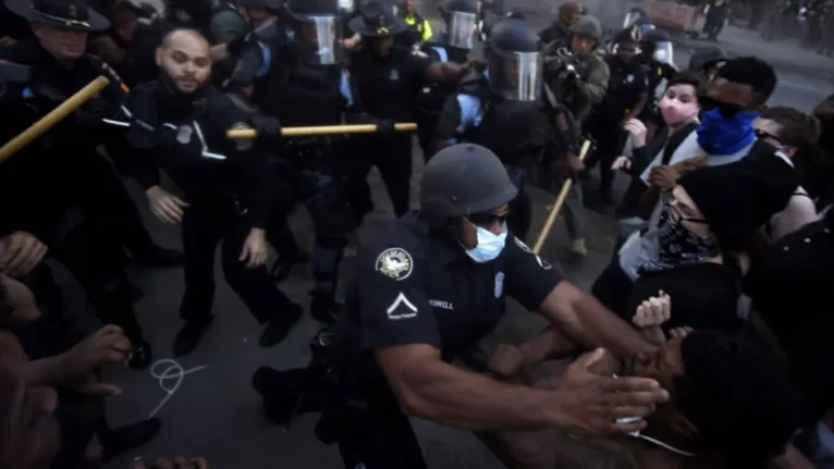 Manifestantes se reuniram no domingo à noite e marcharam em direção ao departamento de polícia. Perto do local onde o homem foi baleado, multidões cercavam viaturas policiais.