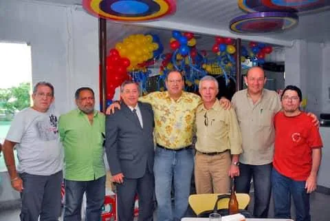 Toninho Costa (vermelho) comanda o departamento de esportes na RBATV