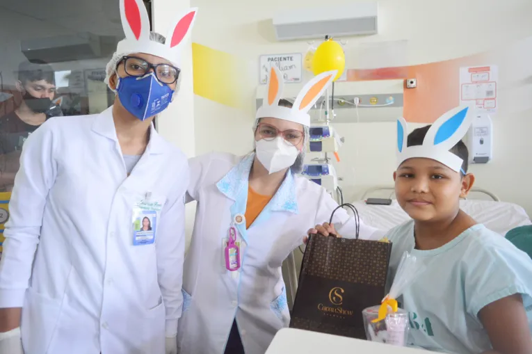 'Coelhinho da Páscoa' visita crianças em hospital no Pará