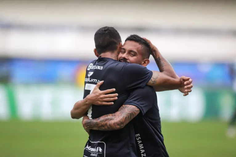 Wallace e Hélio na comemoração do gol