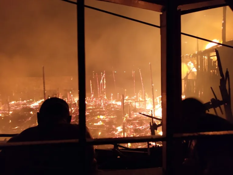 Veja imagens do incêndio que destruiu comunidade em Icoaraci