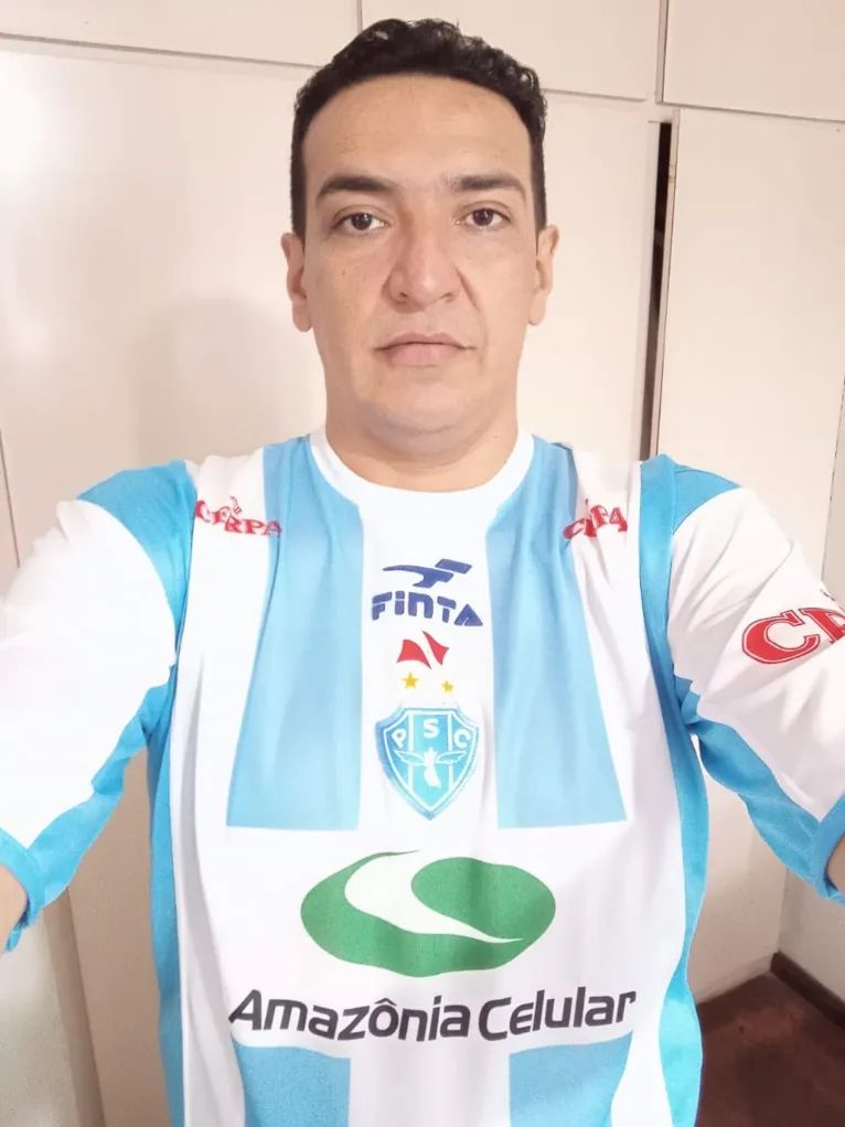 Lander posa com a camisa do Paysandu que seria bicampeão brasileiro naquela temporada.