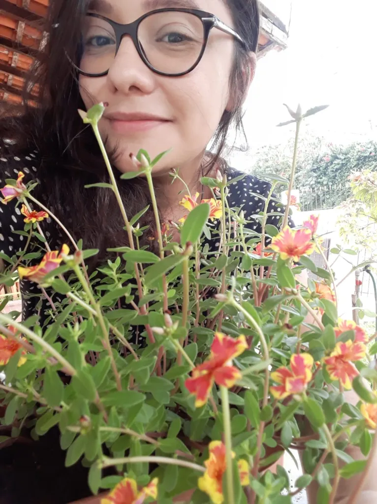 Sabrina ao lado das suas plantas