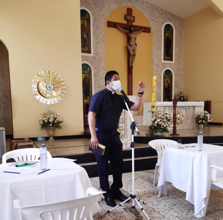 Padre Ivan iniciando o dia de vacinação