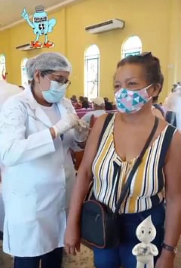 Profissional de saúde aplicando o imunizante
