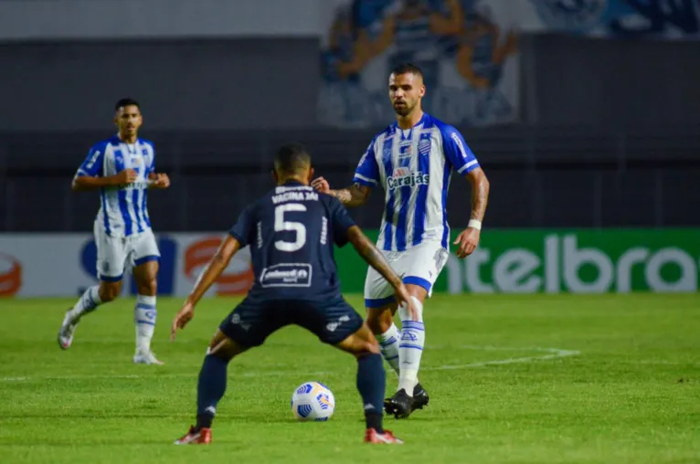 Camisa 5, Uchôa, marcou o gol do empate que levou a decisão para os pênaltis