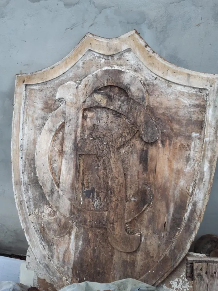 Antigo escudo do Baenão é achado em meio à sujeira