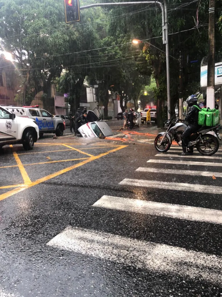 Carro é engolido por cratera durante temporal