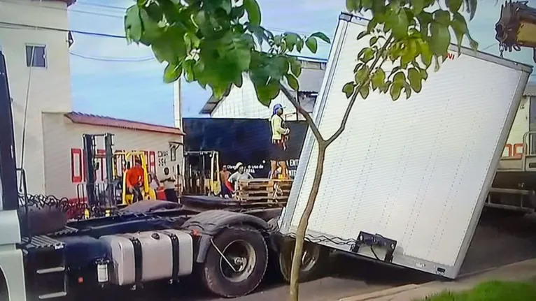 Caminhão tombado na Bernardo Sayão já foi retirado do local