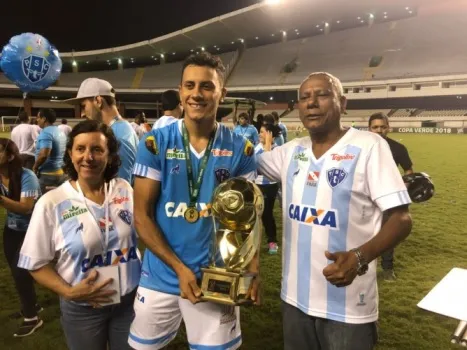 Com a taça de campeão da Copa Verde pelo Paysandu