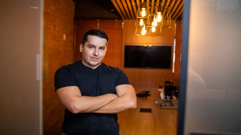 Formado em administração de empresas e com especialização na área de investimentos, César Karam estudou a fundo a Bolsa de Valores