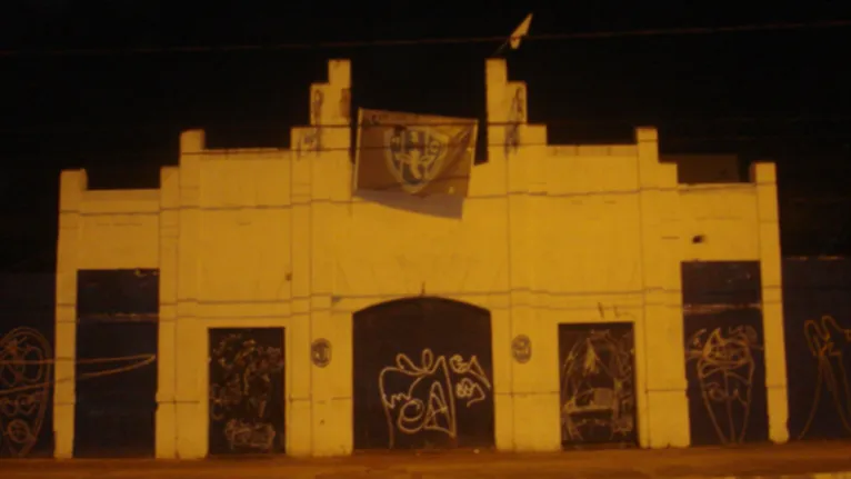 Antigo escudo do Baenão é achado em meio à sujeira