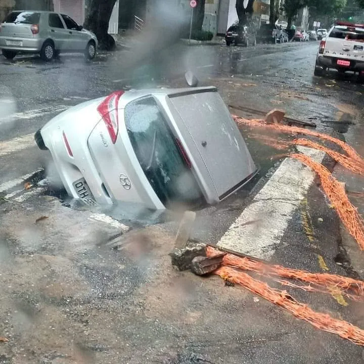 Carro acaba caindo dentro de cratera no centro de Belém