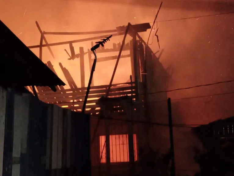 Veja imagens do incêndio que destruiu comunidade em Icoaraci