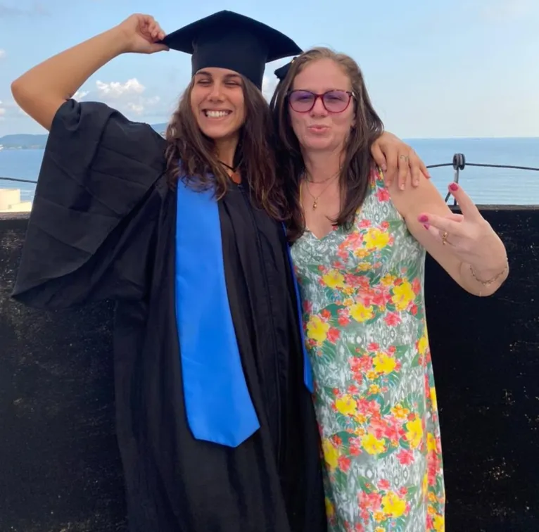 Jovem se veste de faxineira na formatura para homenagear a mãe 