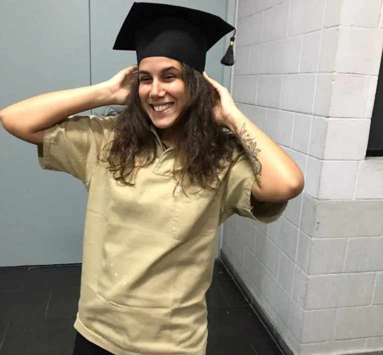 Jovem se veste de faxineira na formatura para homenagear a mãe 