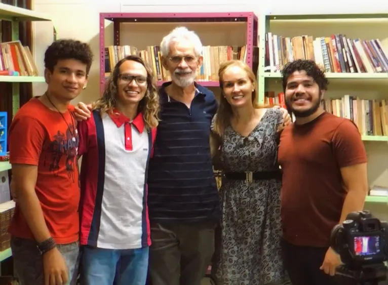 Parte da equipe do filme e o professor  Otacílio