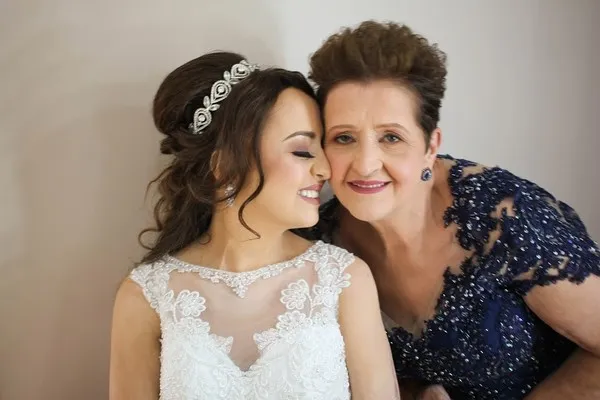 Jovem com câncer morre 10 dias após se casar com seu grande amor