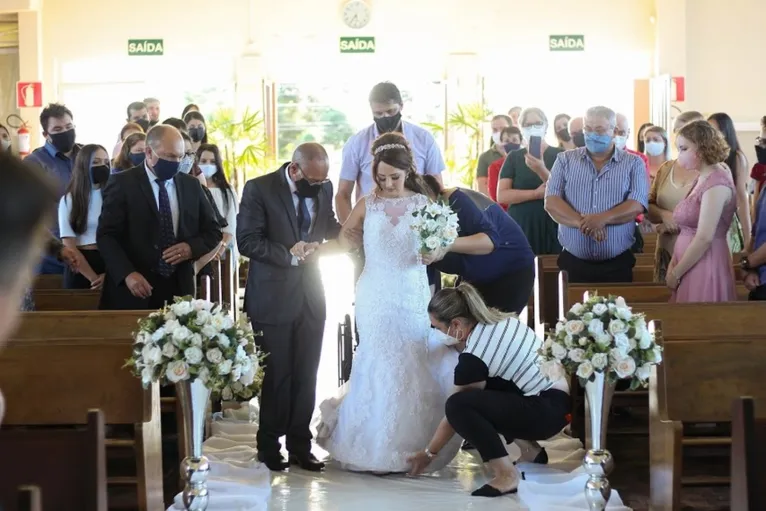 Jovem com câncer morre 10 dias após se casar com seu grande amor