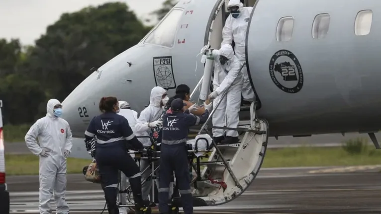 Falta de leitos e toque de recolher: Brasil
bate recorde de óbitos na pandemia
