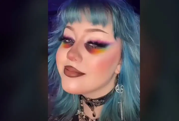 'Olheiras coloridas' é a nova tendência de make entre os jovens