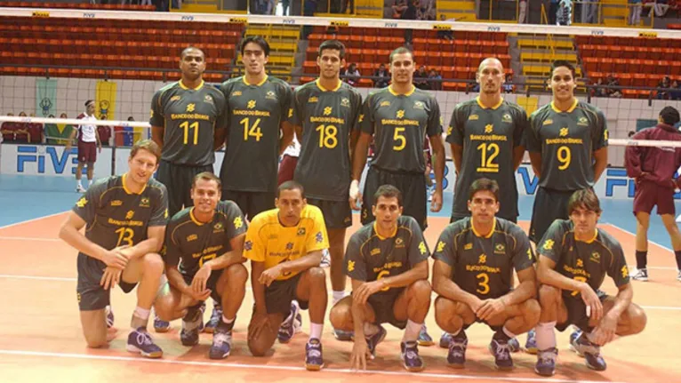 Giba, Gustavo, Mauricio e cia. Começava a era de ouro do Brasil no vôlei.