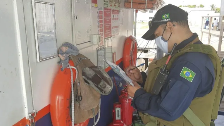 Marinha interdita posto de gasolina flutuante sem nenhuma documentação no interior do Pará