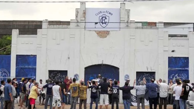 Antigo escudo do Baenão é achado em meio à sujeira