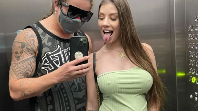 Foto do casal dentro do elevador foi publicada nas redes sociais