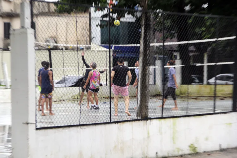 Grupo joga em quadra de Belém, na tarde desta sexta (12)