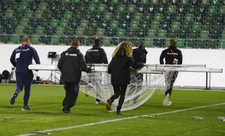 Trave precisou ser retirada do campo minutos antes do início da partida