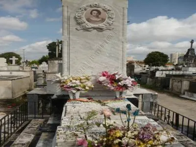 Túmulo de Josefina Conte recebe muitos adeptos quase 100 anos após a morte da jovem