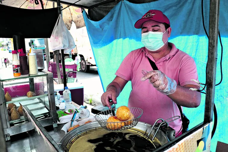 Vendedor de coxinhas no bairro do Marco em Belém